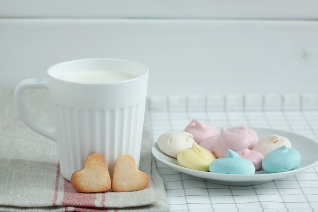 Biscuits en forme de coeurs et de lait de meringue.