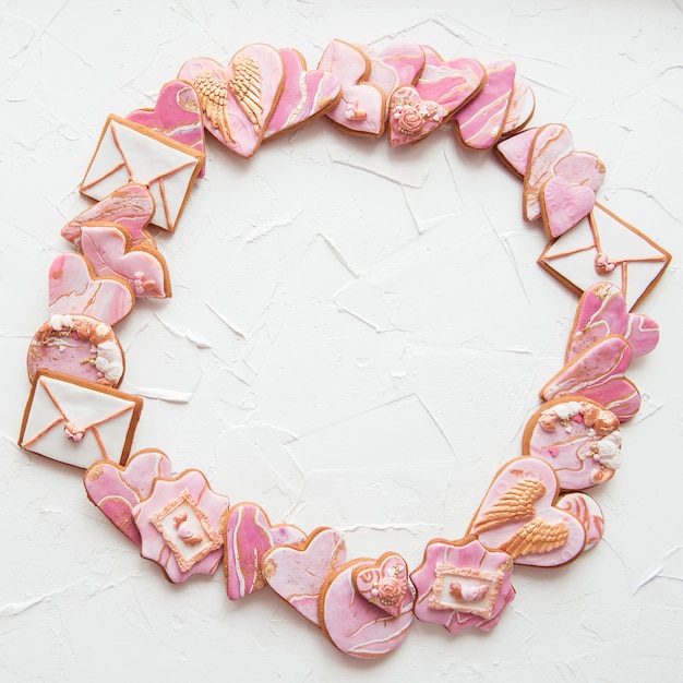 Biscuits en forme de coeurs en marbre sur un bois blanc