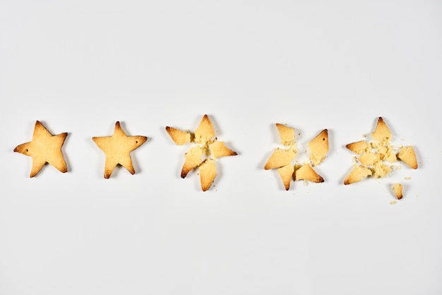 Biscuits en forme d'étoile sur un tableau blanc