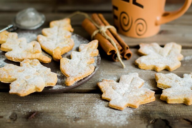 Biscuits en forme de feuilles. Concept de l&#39;automne. Spéculaas belges traditionnels biscuits biscuits.