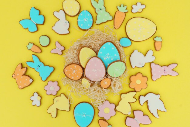 Biscuits en forme d'oeuf et lapin de Pâques.