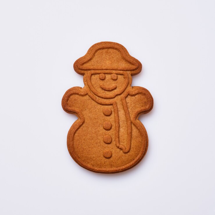 Photo biscuits en forme de pain d'épice ou de bonhomme de neige de nouvel an isolés sur fond blanc. image carrée. vue de dessus.