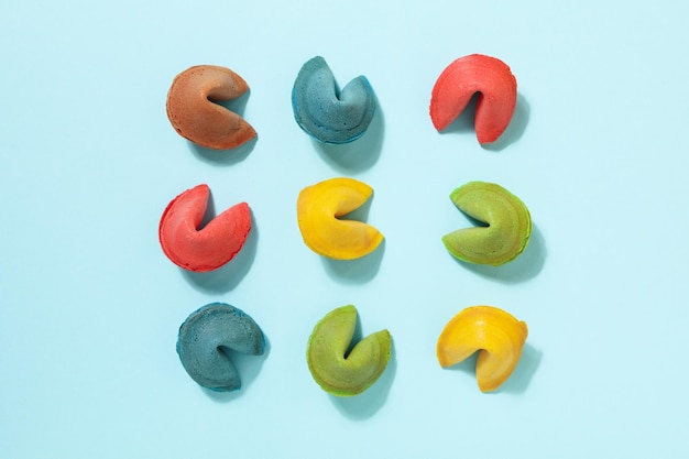 Biscuits de fortune chinois avec vue de dessus de mots de prédiction