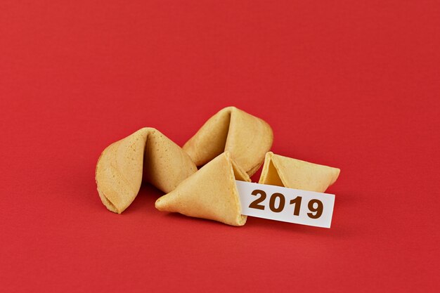 Biscuits de fortune du nouvel an chinois traditionnel sur le rouge