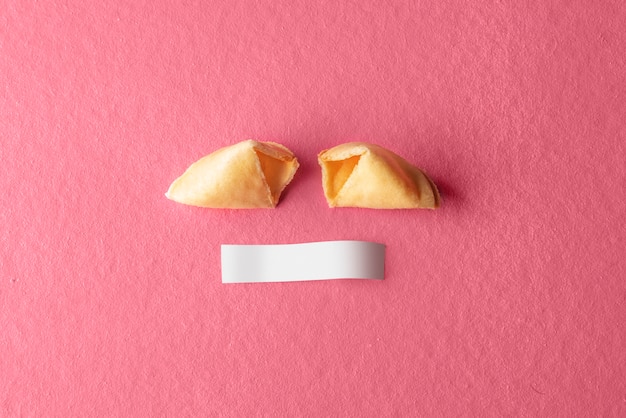 Biscuits de fortune fissurés avec du papier vierge