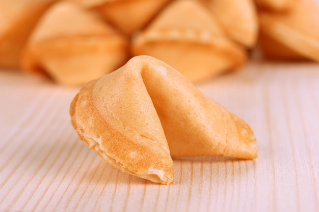 Biscuits de fortune sur table en bois