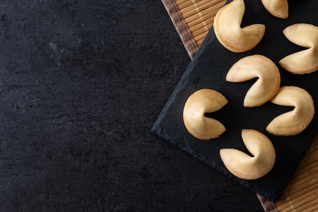 Biscuits de fortune traditionnels fond d'ardoise noirexA