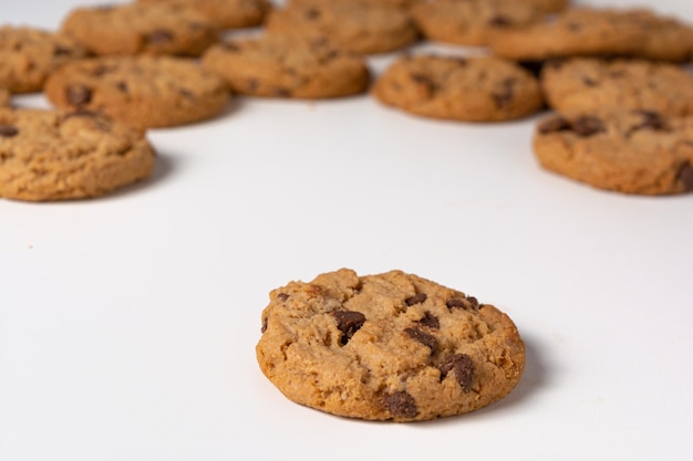 Biscuits fraîchement cuits au four isolés sur fond blanc