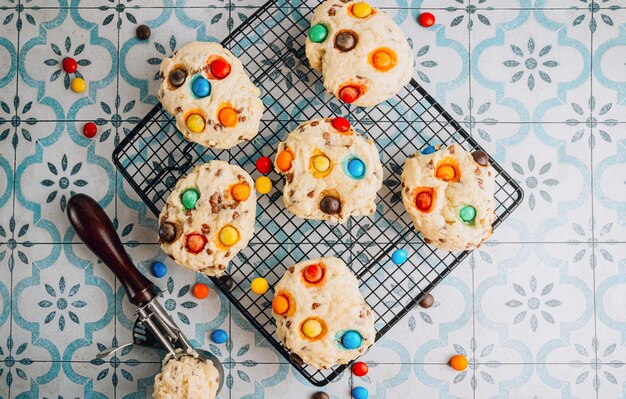 Des biscuits fraîchement cuits avec des chocolats colorés enrobés de bonbons