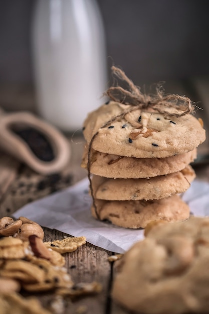 biscuits fraîchement cuits sur une table en bois rustique