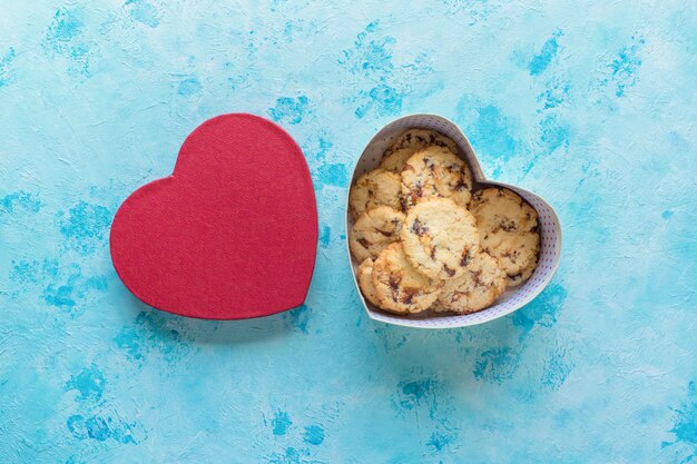 Biscuits frais aux dattes juteuses dans une boîte en forme de coeur