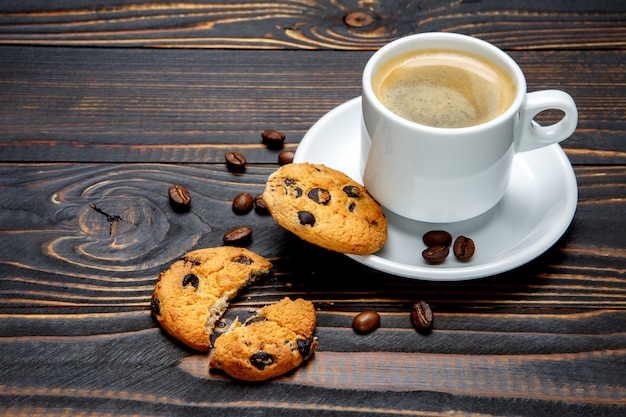 Biscuits frais et café sur fond de bois