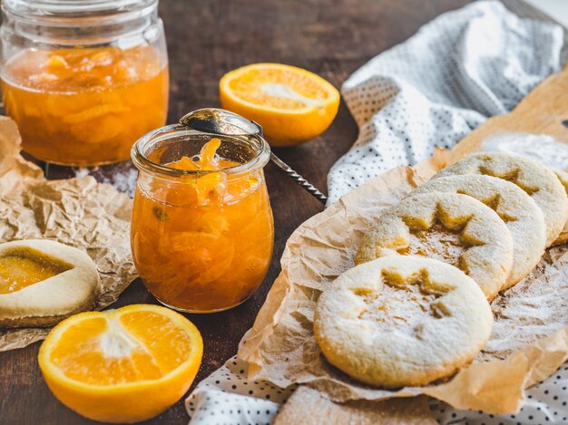 Biscuits frais et confiture d'orange. Gros plan, vue côté