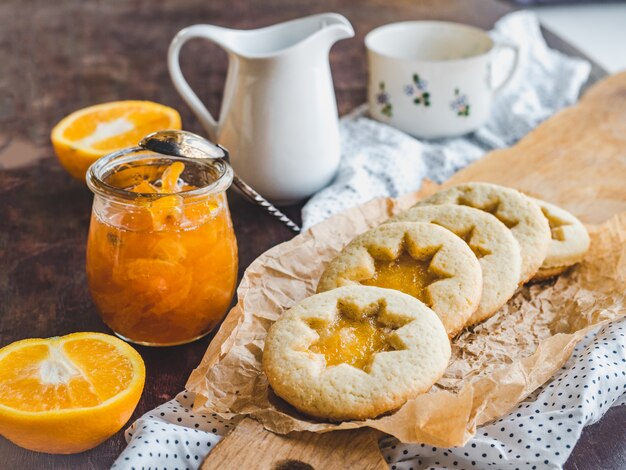 Biscuits frais et confiture d'orange. Gros plan, vue côté