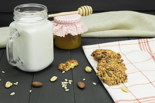 Biscuits frais avec du lait sur une table en bois