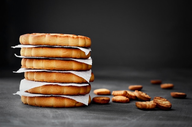 Biscuits frais sur fond sombre