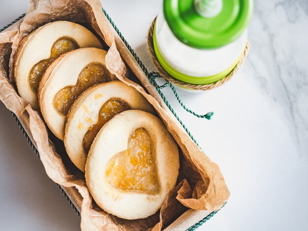 Biscuits frais, verre de lait et pot