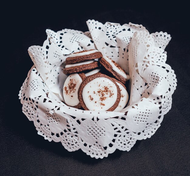 Biscuits français au chocolat sur la plaque blanche