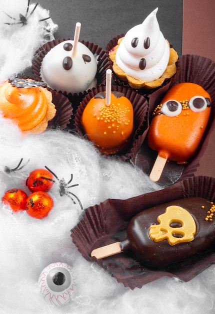 Biscuits et friandises colorés pour la fête d'halloween