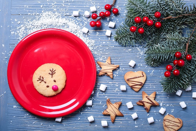 Biscuits et friandises de Noël sur la table. Cadeaux doux pour les enfants. Pâtisserie festive pour le Père Noël.