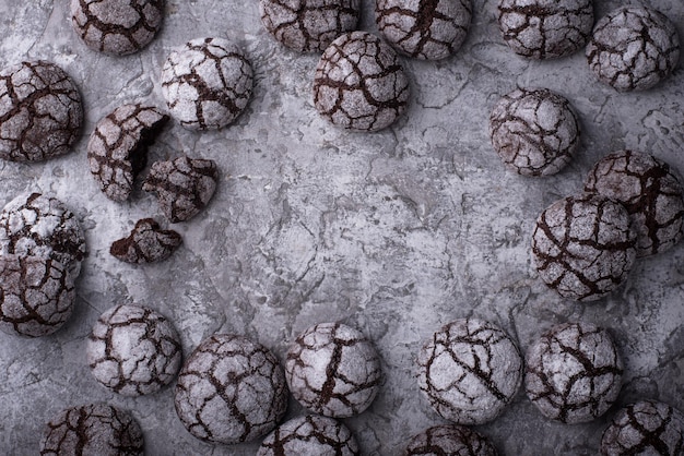 Biscuits froissés au chocolat avec craquelé