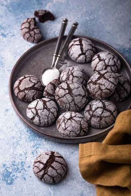 Biscuits froissés au chocolat avec craquelé