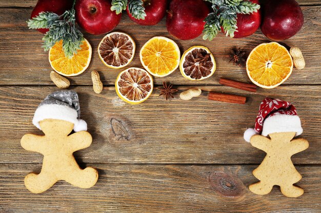 Biscuits et fruits de Noël sur table en bois