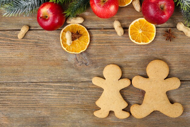 Photo biscuits et fruits de noël sur table en bois