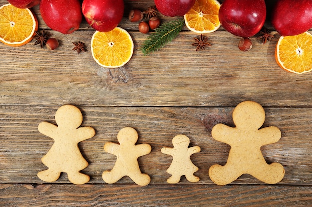 Biscuits et fruits de Noël sur table en bois