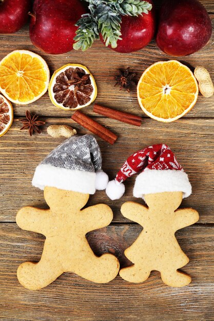 Photo biscuits et fruits de noël sur table en bois