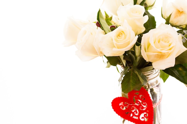 Biscuits gastronomiques avec bouquet de roses blanches.