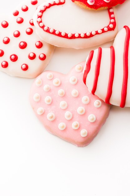 Biscuits gastronomiques en forme de coeur décorés pour la Saint-Valentin.