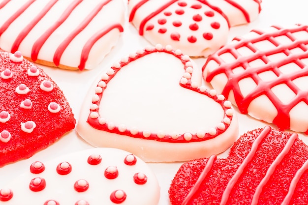 Biscuits gastronomiques en forme de coeur décorés pour la Saint-Valentin.