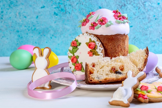 Biscuits de gâteau de Pâques et un morceau de gâteau