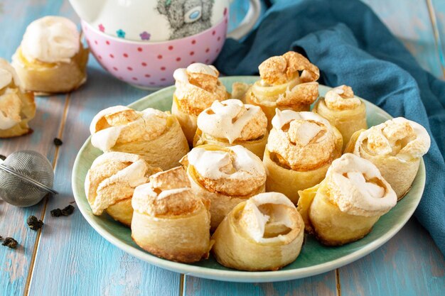 Biscuits gâteaux faits maison Rouleau de biscuits feuilletés farcis de sucre glace dans un bol