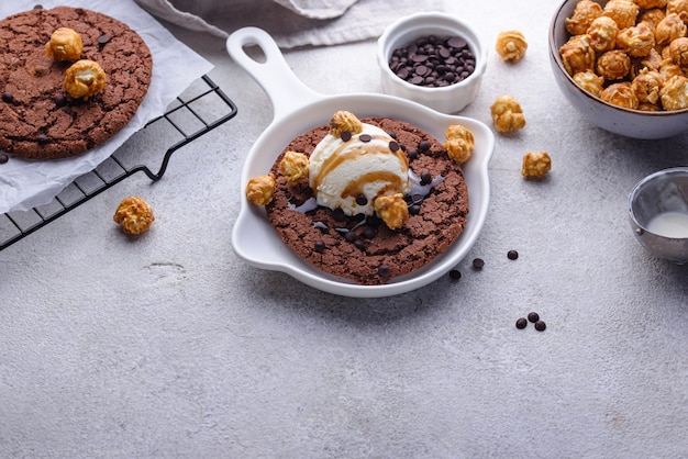 Biscuits géants à la poêle au chocolat avec crème glacée