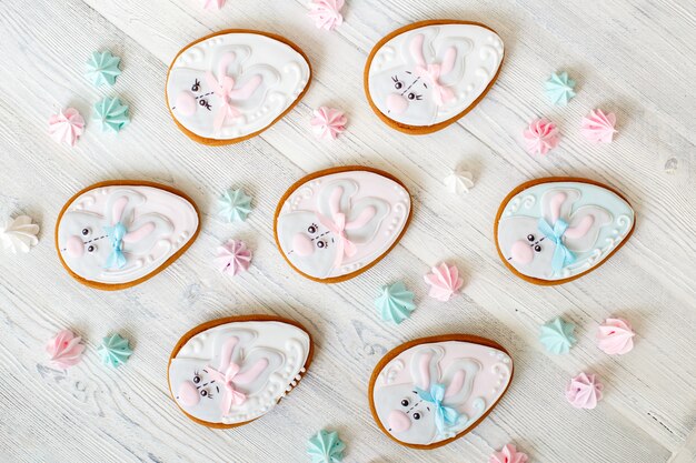 Biscuits glacés au pain d'épice de Pâques en forme d'oeuf et de lapin