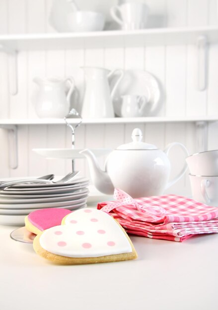 Photo des biscuits glacés sur le comptoir pour la saint-valentin.