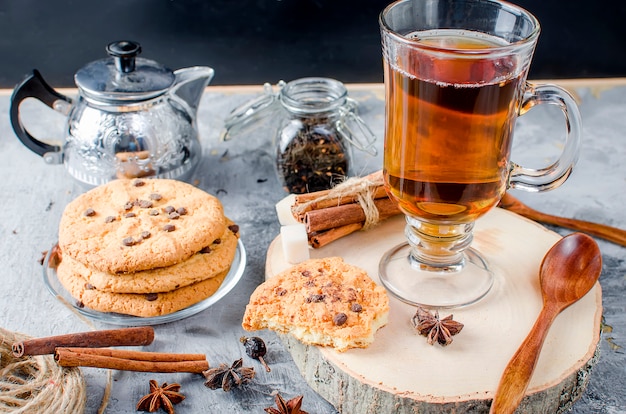 Biscuits avec des gouttes de chocolat, thé, cannelle, anis