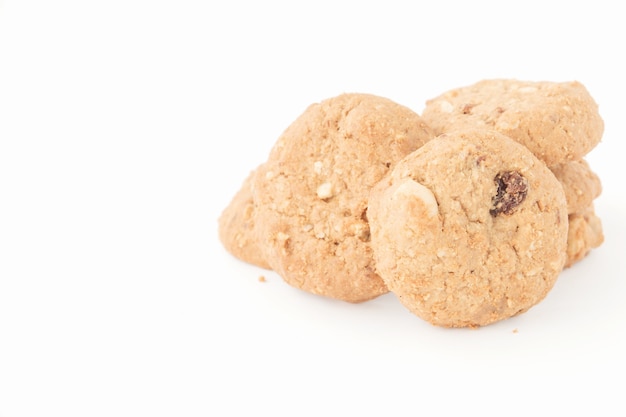 Biscuits à grains entiers sur fond blanc