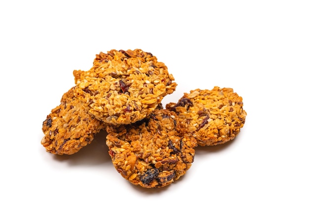 Biscuits granola isolés sur fond blanc