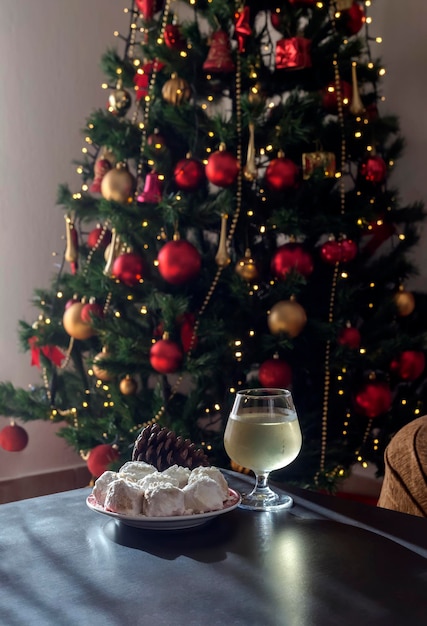 Biscuits grecs de Noël nationaux kourabiedes et une coupe de champagne