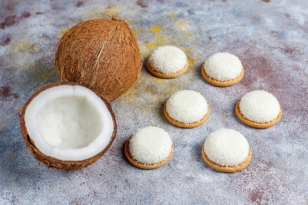 Biscuits à la guimauve à la noix de coco avec demi-noix de coco, vue du dessus