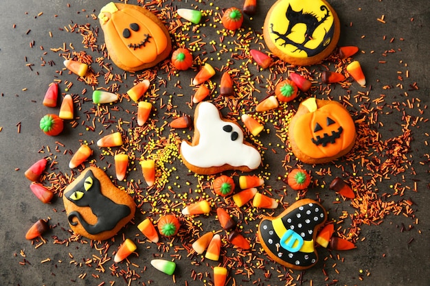 Des biscuits d'Halloween et des bonbons à la gelée sur un fond sombre