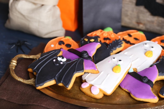 Biscuits d'Halloween dans une salle décorée