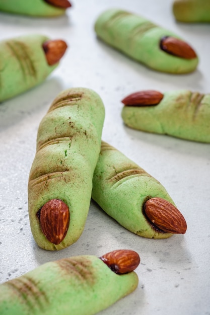 Biscuits Halloween sorcière doigts verts avec des ongles en amande