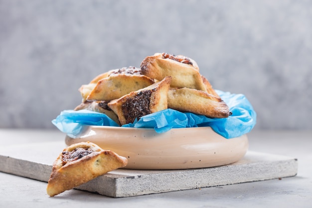 Biscuits Hamantaschen juifs traditionnels aux abricots secs, dattes. Concept de célébration de Pourim.