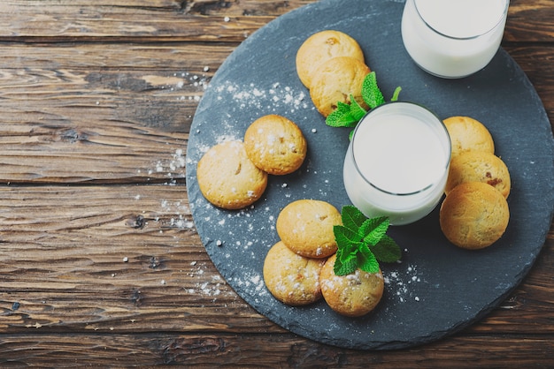 Biscuits Homemeade avec du lait sur la table en bois