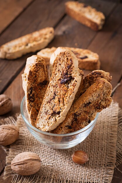 Biscuits italiens aux noix et pépites de chocolat