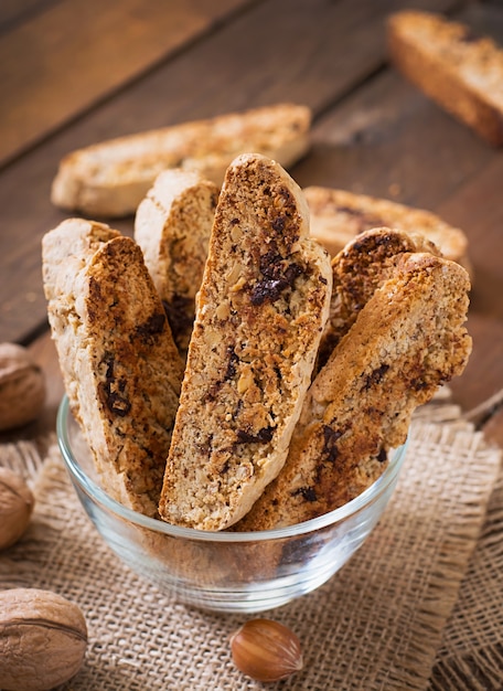 Biscuits italiens aux noix et pépites de chocolat